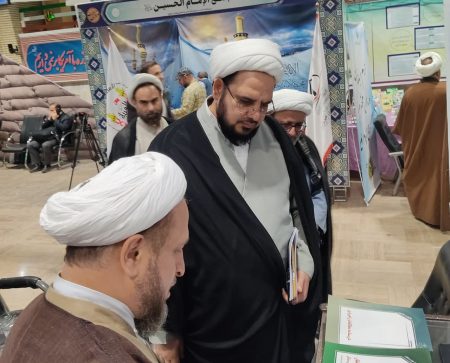 مدیر دفتر برنامه‌ریزی و نظارت راهبردی حوزه‌های علمیه از غرفه آثار پژوهشکده بازدید کرد