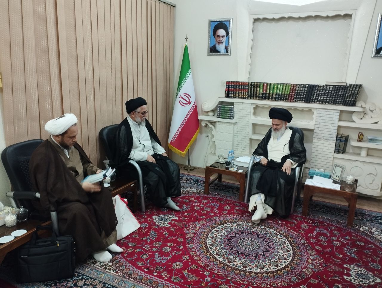 مدیر و اعضای پژوهشکده مطالعات راهبردی حوزه با آیت الله حسینی بوشهری دیدار کردند
