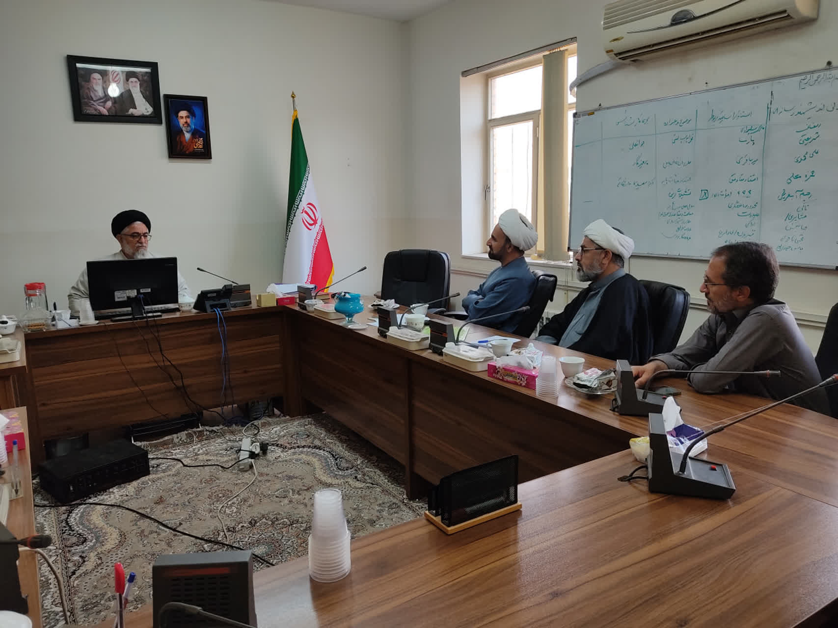 جلسه بررسی و اصلاح آیین نامه کمیسیون نشریات حوزوی